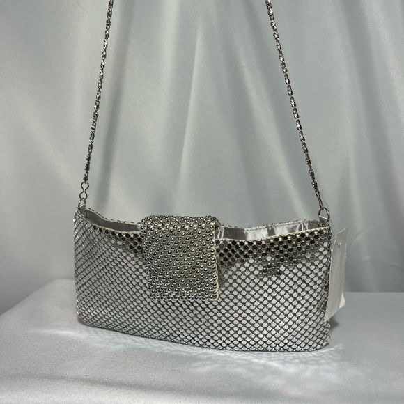 Alluring Silver Purse - Picture 1 of 2